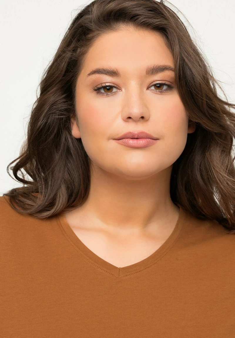 Ulla Popken MANCHES - T-Shirt Basic - Ocher 6 Ulla Popken MANCHES - T-Shirt Basic - Ocher – Bild 4