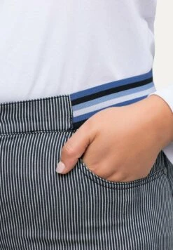 Ulla Popken CORSAIRE EN SOPHIE 5 POCHES ET TAILLE ÉLASTIQUE - Jeans Shorts - Bleu Nuit -Ulla Popken 027c2ecb9928418393d24a28a4ba9229