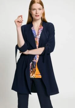 Ulla Popken OPSTAANDE KRAAG, WATERVALHALS - Strickjacke - Blauwe Bosbes