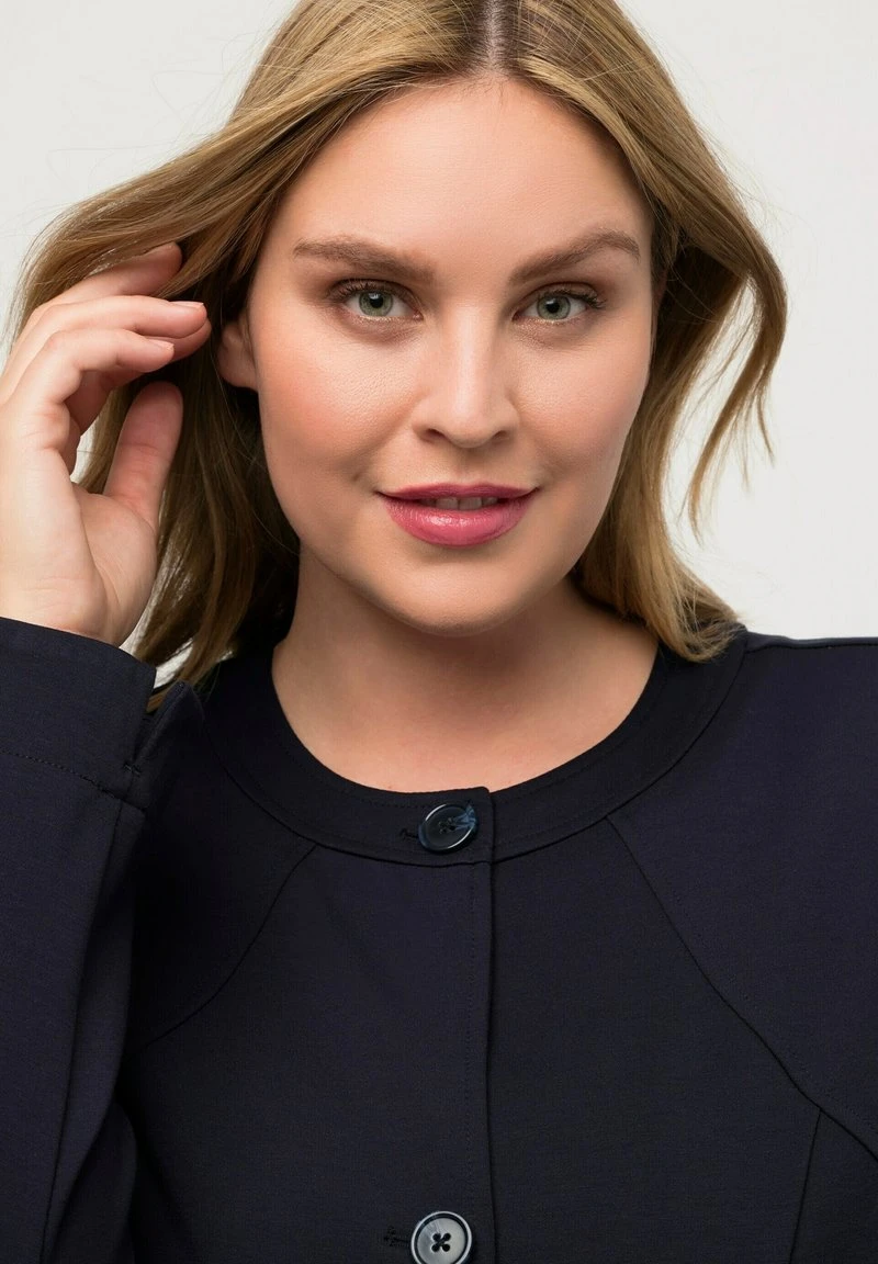 Ulla Popken Kurzmantel - Marine Foncé 6 Ulla Popken Kurzmantel - Marine Foncé – Bild 4