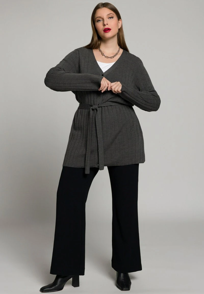 Ulla Popken V-HALS CEINTUUR - Strickjacke - Donkergrijs Melange 4 Ulla Popken V-HALS CEINTUUR - Strickjacke - Donkergrijs Melange – Bild 2