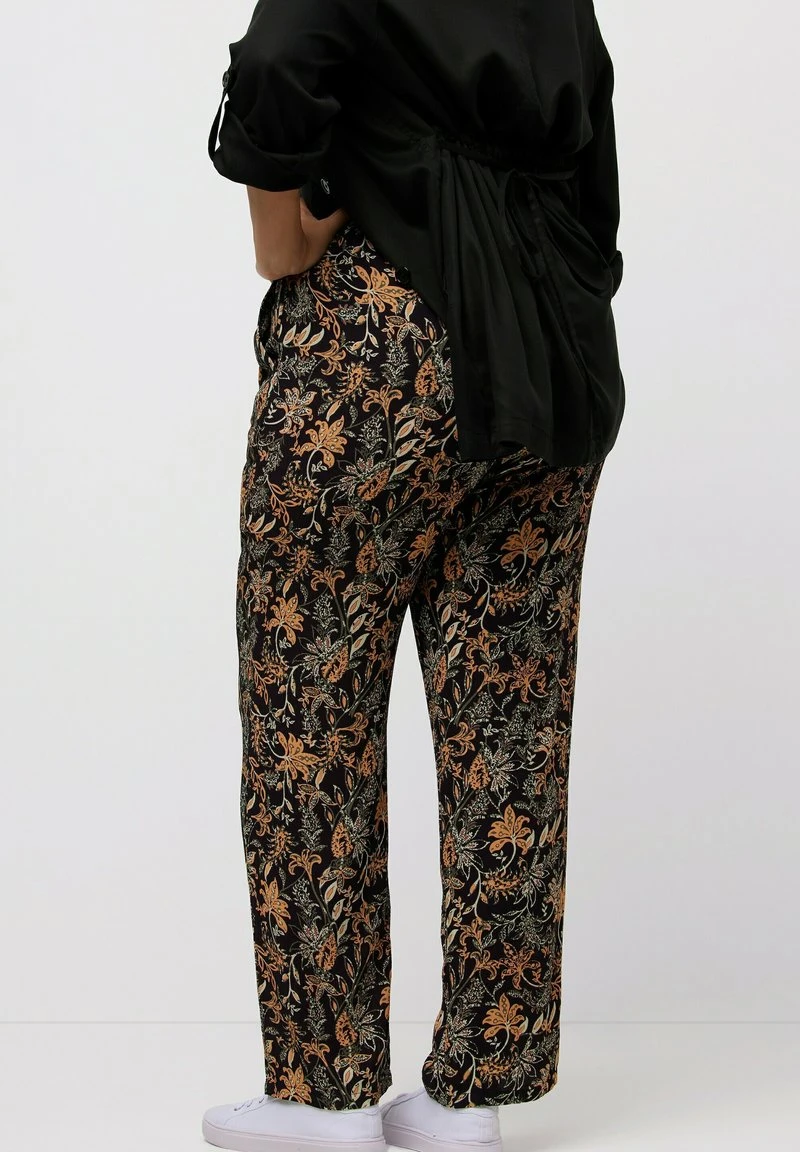 Ulla Popken TROPICAL LEAF PRINT FIT - Stoffhose - Black 5 Ulla Popken TROPICAL LEAF PRINT FIT - Stoffhose - Black – Bild 3