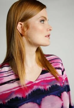 Ulla Popken GRAPHIC-PRINT, V-NECK - Bluse - Rose Vif Oriental -Ulla Popken 2b24ada95500479a827bb0eaf9431102