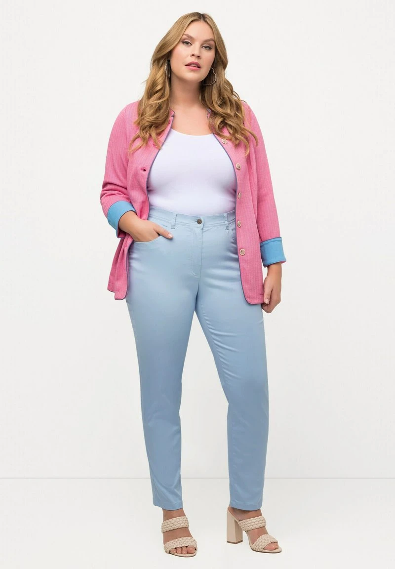 Ulla Popken SOPHIE BRODERIE COUPE 5 POCHES ÉTROITE - Stoffhose - Bleu Clair 4 Ulla Popken SOPHIE BRODERIE COUPE 5 POCHES ÉTROITE - Stoffhose - Bleu Clair – Bild 2