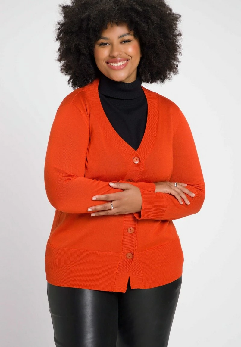 Ulla Popken Strickjacke - Saffraan 5 Ulla Popken Strickjacke - Saffraan – Bild 3