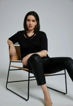 Ulla Popken CLASSIC V-AUSSCHNITT - T-Shirt Print - Schwarz -Ulla Popken 361f1a0eef7f4671a4e3b6a1cfb3e1ad