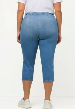 Ulla Popken MONY 7/8 TAILLE ÉLASTIQUE POCHES ZIPPÉES - Jeans Shorts - Bleu Clair -Ulla Popken 3ddbf8cbcd204bd780daea0becc7a7c2