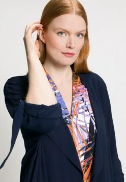 Ulla Popken OPSTAANDE KRAAG, WATERVALHALS - Strickjacke - Blauwe Bosbes -Ulla Popken 481d0f56ca764f3d80443ac3b4f02303