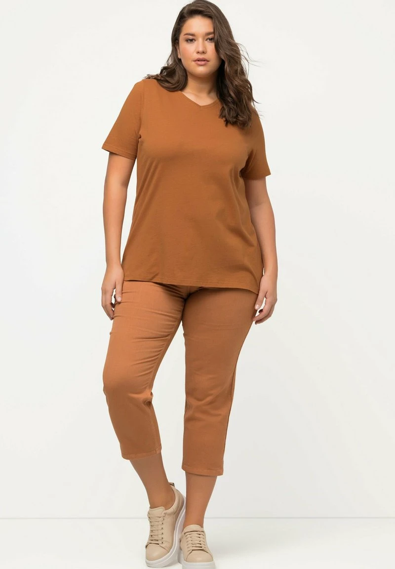 Ulla Popken MANCHES - T-Shirt Basic - Ocher 4 Ulla Popken MANCHES - T-Shirt Basic - Ocher – Bild 2