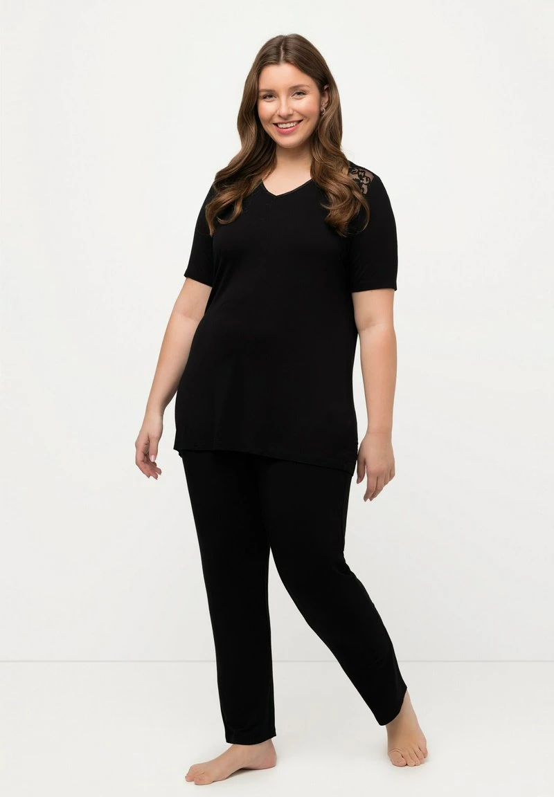 Ulla Popken MANCHES COURTES ET DÉCOLLETÉ EN V - Nachtwäsche Set - Noir 8 Ulla Popken MANCHES COURTES ET DÉCOLLETÉ EN V - Nachtwäsche Set - Noir – Bild 6