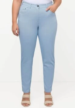 Ulla Popken SOPHIE BRODERIE COUPE 5 POCHES ÉTROITE - Stoffhose - Bleu Clair