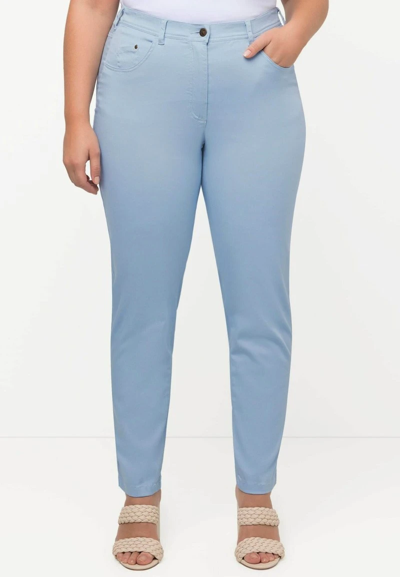 Ulla Popken SOPHIE BRODERIE COUPE 5 POCHES ÉTROITE - Stoffhose - Bleu Clair 3 Ulla Popken SOPHIE BRODERIE COUPE 5 POCHES ÉTROITE - Stoffhose - Bleu Clair