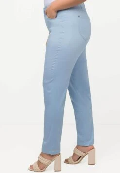 Ulla Popken SOPHIE BRODERIE COUPE 5 POCHES ÉTROITE - Stoffhose - Bleu Clair 11 Ulla Popken SOPHIE BRODERIE COUPE 5 POCHES ÉTROITE - Stoffhose - Bleu Clair -Ulla Popken 657816bbe5f44f359e050c20bcc6a0ff
