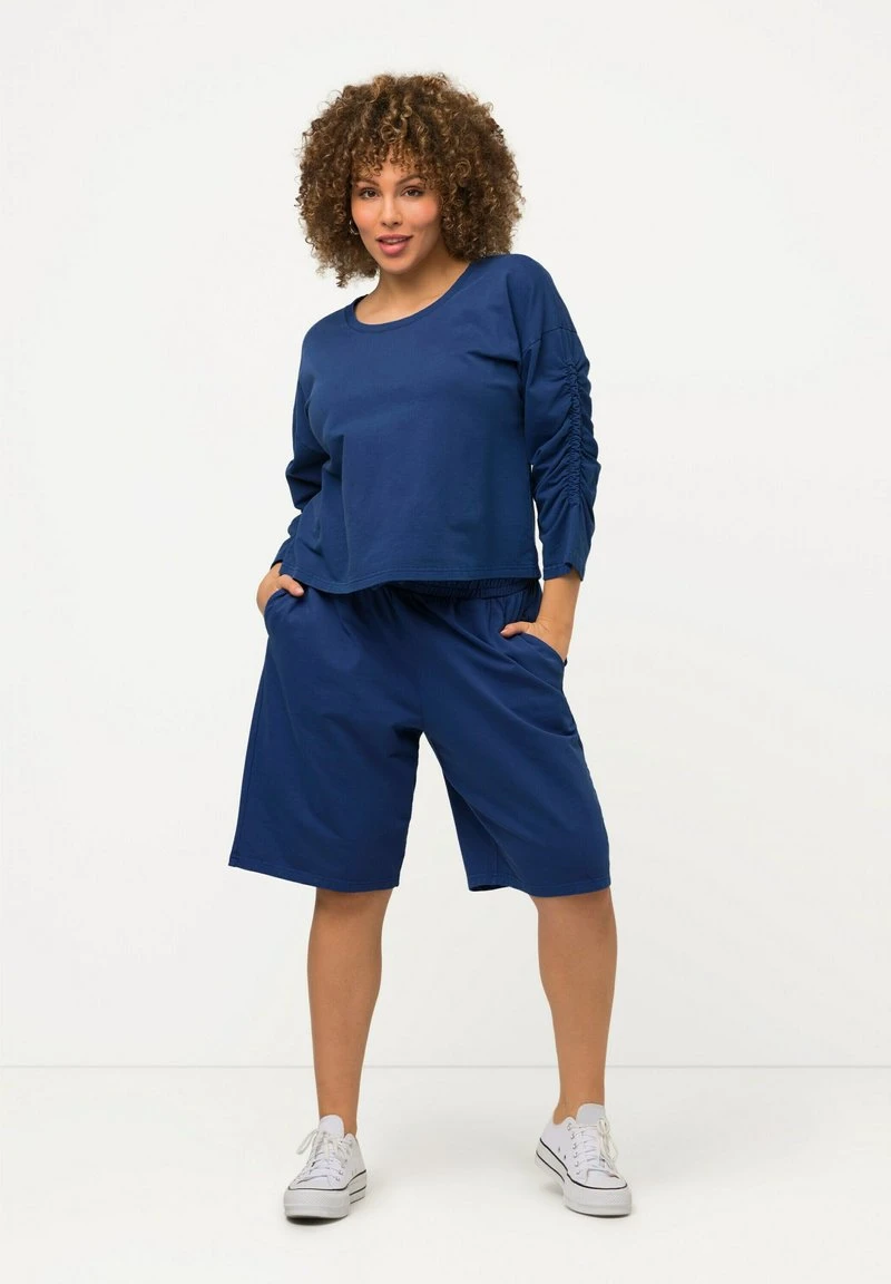 Ulla Popken WASHOUT JAMBE DROITE POCHES - Shorts - Bleu Royal Foncé 4 Ulla Popken WASHOUT JAMBE DROITE POCHES - Shorts - Bleu Royal Foncé – Bild 2