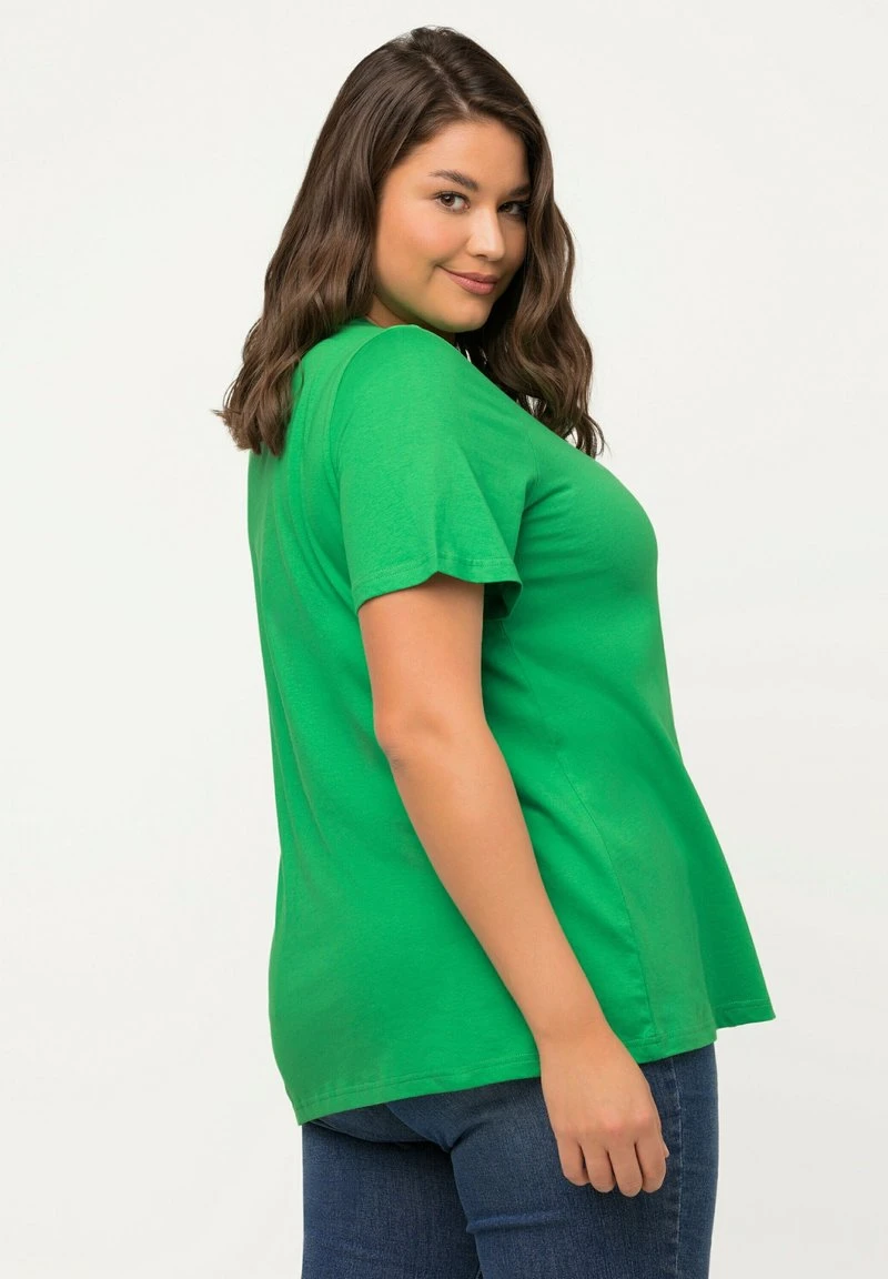 Ulla Popken T-Shirt Basic - Grass Green 5 Ulla Popken T-Shirt Basic - Grass Green – Bild 3