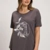Ulla Popken T-Shirt Print - Donkergrijs 2 Ulla Popken T-Shirt Print - Donkergrijs -Ulla Popken 8d7ff273abe0465d850ff04900b5dfc5