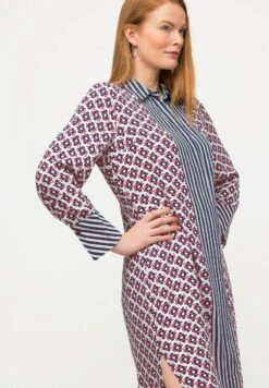 Ulla Popken GRAFISCH DESSIN, OVERHEMDKRAAG, LANGE MOUWEN - Blusenkleid - Marine 11 Ulla Popken GRAFISCH DESSIN, OVERHEMDKRAAG, LANGE MOUWEN - Blusenkleid - Marine -Ulla Popken 91a7d7e20d4640d1b4e38f0edececbdc