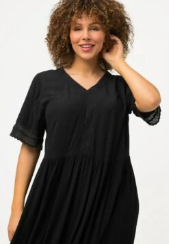 Ulla Popken STYLE AVEC DENTELLE SUR LE COL EN V - Freizeitkleid - Noir -Ulla Popken 91c2b09eddb34a9db4ce931ec8821fd5
