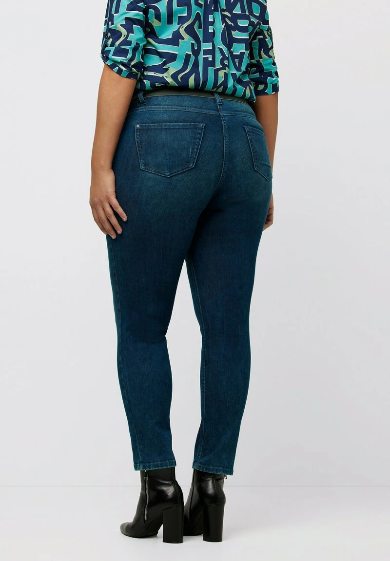 Ulla Popken SARAH - Jeans Slim Fit - Blue Denim 5 Ulla Popken SARAH - Jeans Slim Fit - Blue Denim – Bild 3