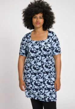 Ulla Popken LONG À MOTIF GRAPHIQUE DÉCOLLETÉ CARRÉ ET MANCHES COURT - T-Shirt Print - Bleu Marine