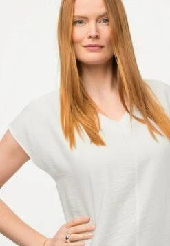 Ulla Popken DÉCOLLETÉ EN V MANCHES COURTES - Bluse - Blanc Cassé -Ulla Popken 99d5b097d2914c498194884c5bc7cb28