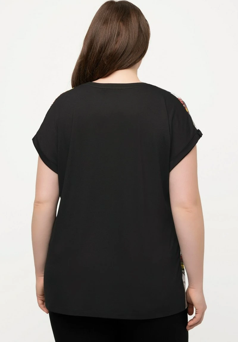 Ulla Popken OVERSIZE IMPRIMÉ FEUILLES COL ROND MANCHES COURTES - Bluse - Noir 5 Ulla Popken OVERSIZE IMPRIMÉ FEUILLES COL ROND MANCHES COURTES - Bluse - Noir – Bild 3