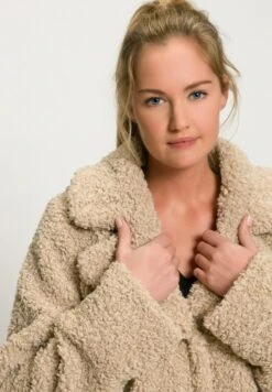 Ulla Popken Wintermantel - Beige -Ulla Popken a636e1d1fb4b47cc8a68a5518917fddc