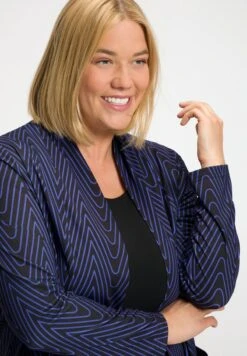 Ulla Popken MATTE GRAPHIC PRINT POCKET - Kurzmantel - Black Multi -Ulla Popken b5f24ee4cddd405fa557c16d2bdda89a