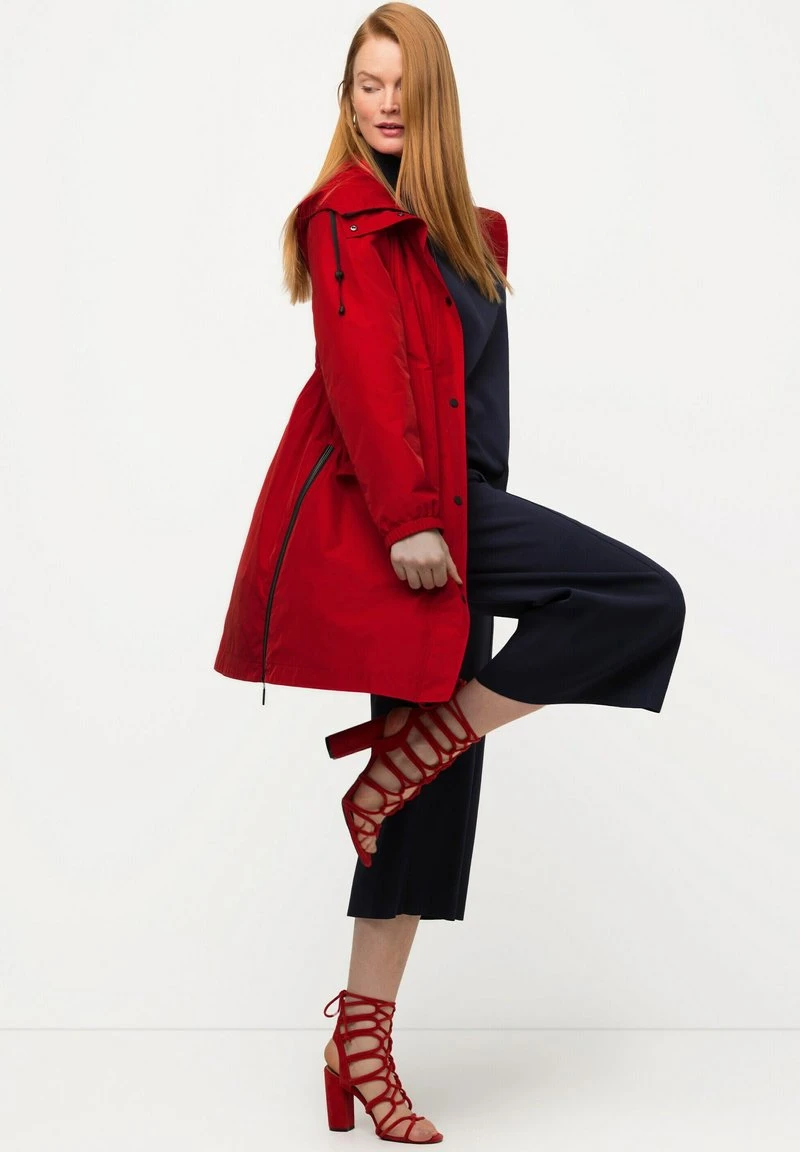 Ulla Popken HYPRAR - Regenjacke / Wasserabweisende Jacke - Salsa 7 Ulla Popken HYPRAR - Regenjacke / Wasserabweisende Jacke - Salsa – Bild 5