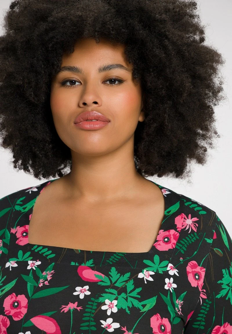 Ulla Popken LONG À MOTIF GRAPHIQUE DÉCOLLETÉ CARRÉ ET MANCHES COURT - T-Shirt Print - Noir 4 Ulla Popken LONG À MOTIF GRAPHIQUE DÉCOLLETÉ CARRÉ ET MANCHES COURT - T-Shirt Print - Noir – Bild 2