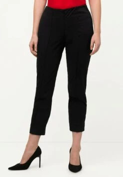 Ulla Popken CIGARETTE PINTUCK ELASTIC WAISTBAND - Stoffhose - Black