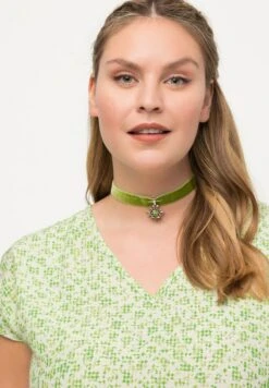 Ulla Popken À FLEURS. DÉCOLLETÉ EN V, MANCHES COURTES. CORDON DE SERR - Bluse - Herbe Verte -Ulla Popken ccaa81e3d39b4b1b968bc1f7bc5fcd6b