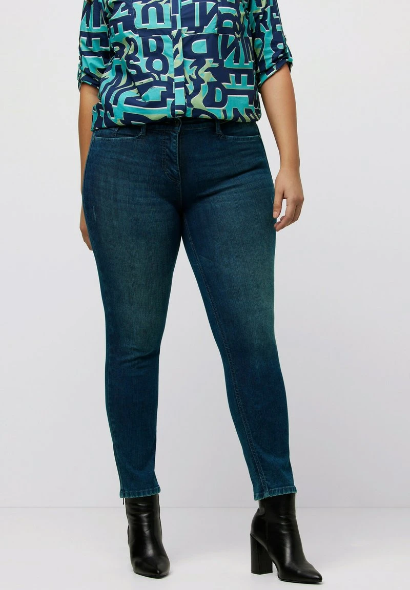 Ulla Popken SARAH - Jeans Slim Fit - Blue Denim 8 Ulla Popken SARAH - Jeans Slim Fit - Blue Denim – Bild 6