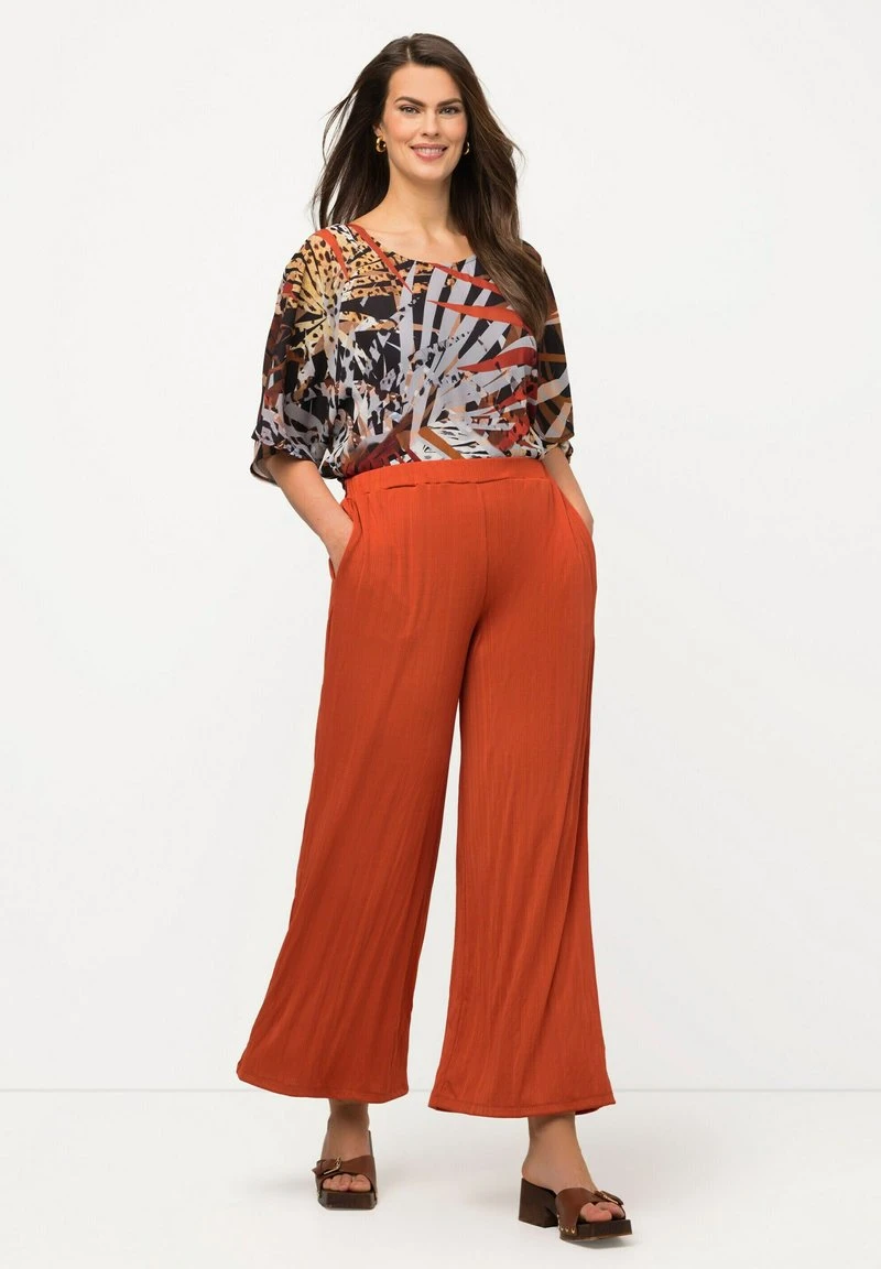 Ulla Popken MARY COUPE MARLENE JAMBE LARGE TAILLE ÉLASTIQUE - Stoffhose - Terre/cuite 4 Ulla Popken MARY COUPE MARLENE JAMBE LARGE TAILLE ÉLASTIQUE - Stoffhose - Terre/cuite – Bild 2