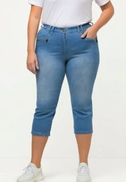 Ulla Popken MONY 7/8 TAILLE ÉLASTIQUE POCHES ZIPPÉES - Jeans Shorts - Bleu Clair