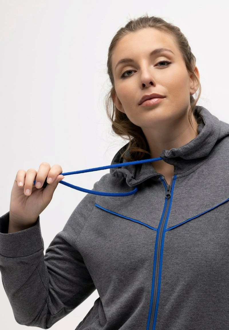 Ulla Popken PIPING KAPUZE GERUNDETER SAUM - Sweatjacke - Grau Melange 5 Ulla Popken PIPING KAPUZE GERUNDETER SAUM - Sweatjacke - Grau Melange – Bild 3