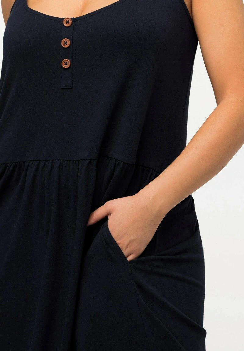 Ulla Popken SANS MANCHES DOUBLE VOLANT ET BRETEL - Maxikleid - Marine 6 Ulla Popken SANS MANCHES DOUBLE VOLANT ET BRETEL - Maxikleid - Marine – Bild 4