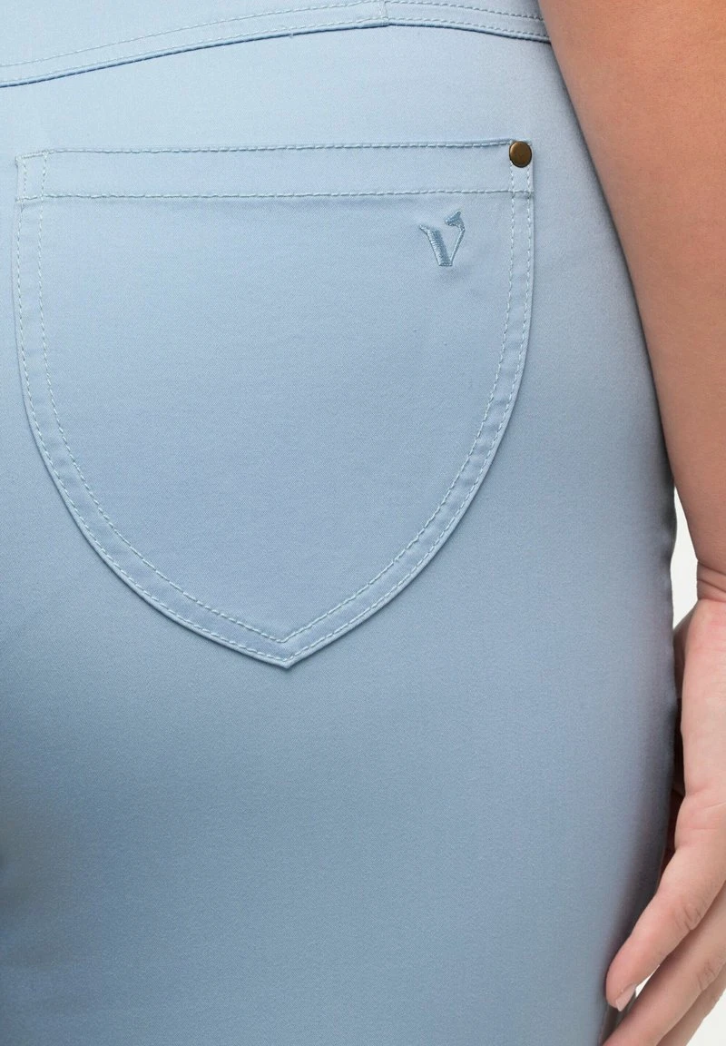 Ulla Popken SOPHIE BRODERIE COUPE 5 POCHES ÉTROITE - Stoffhose - Bleu Clair 7 Ulla Popken SOPHIE BRODERIE COUPE 5 POCHES ÉTROITE - Stoffhose - Bleu Clair – Bild 5