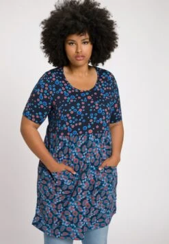 Ulla Popken LONGLINE PATCH PRINT A-LIJN RONDE HALS KORTE MOUWEN - T-Shirt Print - Marine -Ulla Popken efb775c711d94b6892f7b3e733b16863 1