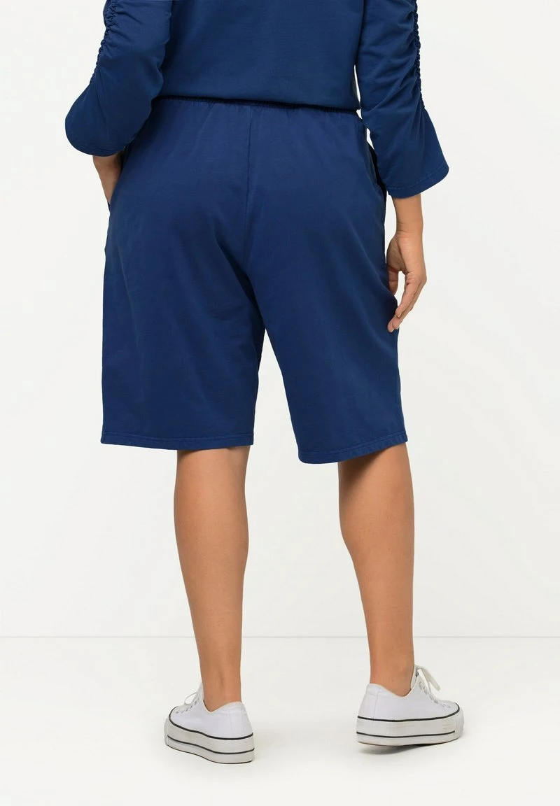 Ulla Popken WASHOUT JAMBE DROITE POCHES - Shorts - Bleu Royal Foncé 5 Ulla Popken WASHOUT JAMBE DROITE POCHES - Shorts - Bleu Royal Foncé – Bild 3