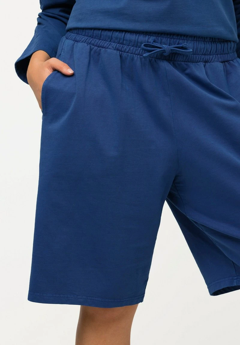 Ulla Popken WASHOUT JAMBE DROITE POCHES - Shorts - Bleu Royal Foncé 6 Ulla Popken WASHOUT JAMBE DROITE POCHES - Shorts - Bleu Royal Foncé – Bild 4