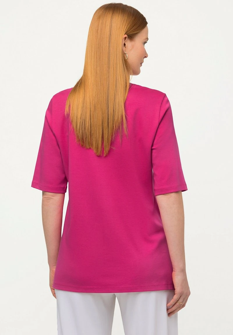 Ulla Popken PIMA SHORT SLEEVE - T-Shirt Basic - Rose Fuchsia 4 Ulla Popken PIMA SHORT SLEEVE - T-Shirt Basic - Rose Fuchsia – Bild 2